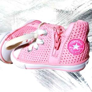 Toddler sneakers. Preowned Pre-loved Used in Good Used Condition Sz 4